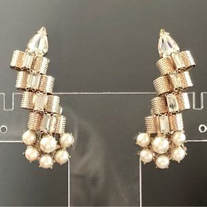 🔥🔥SOLD🔥🔥 Unique vintage goldtone faux pearl and rhinestone clip on earrings.